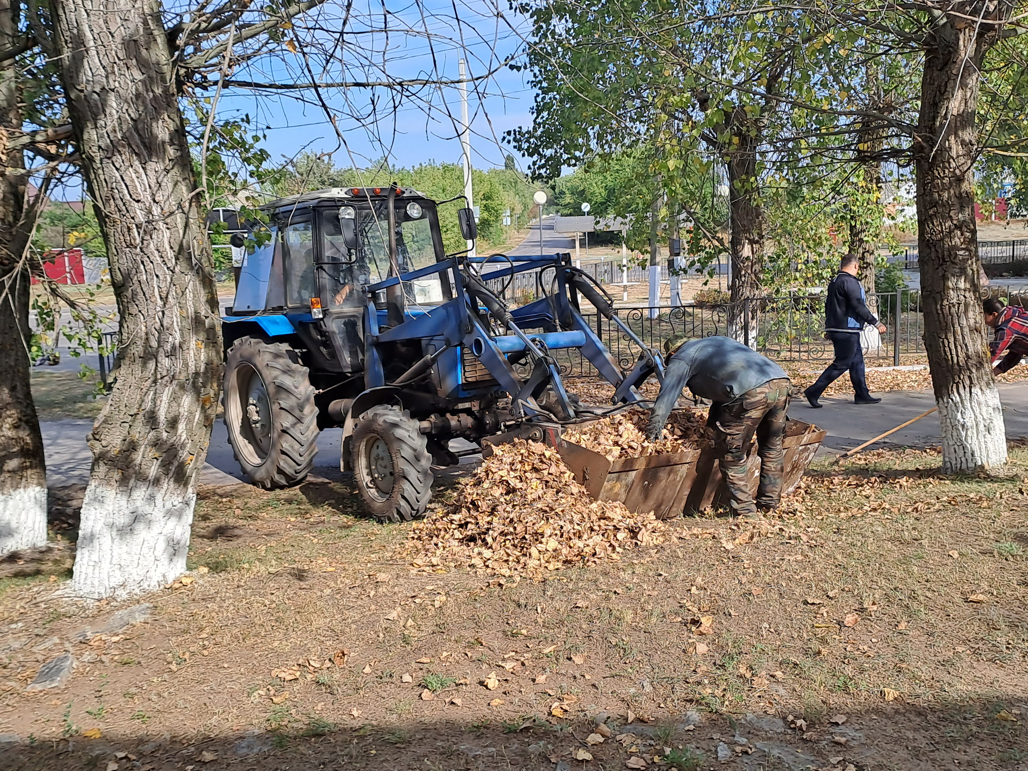 Субботник - добрая традиция села.