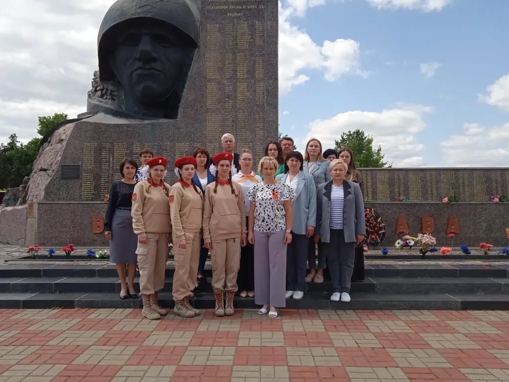 22 июня в 12:00 дня состоялась торжественная церемония возложения цветов и венков к памятнику погибшим воинам- односельчанам..
