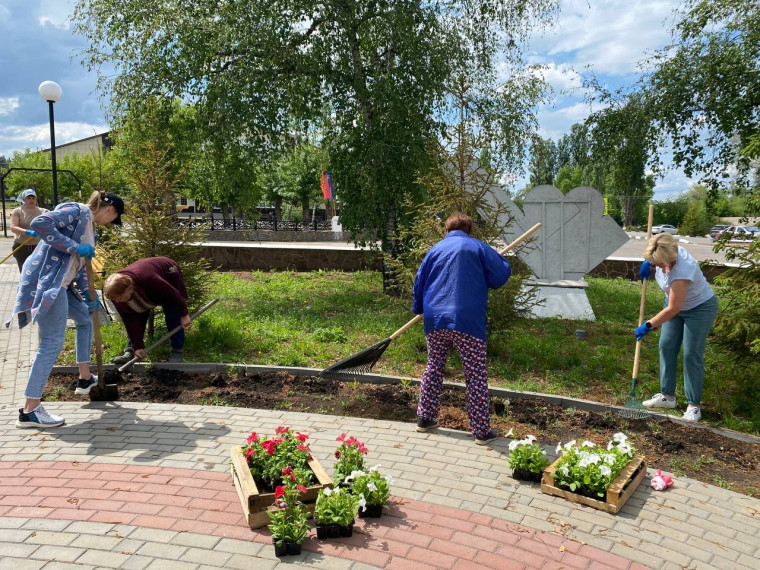 В Песках продолжаются работы по благоустройству территории.. В Песках продолжаются работы по благоустройству территории..